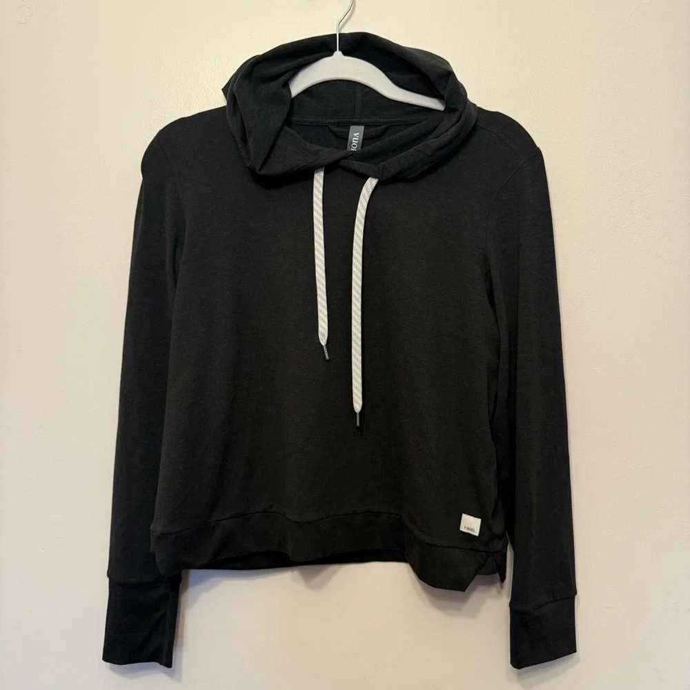 Vuori halo woman’s hoodie. Size Small - Picture 2 of 5